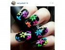 Fiori fluo su base nera