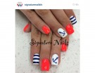 Corallo fluo per la manicure navy