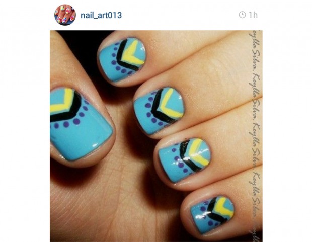 Nail art su base azzurra