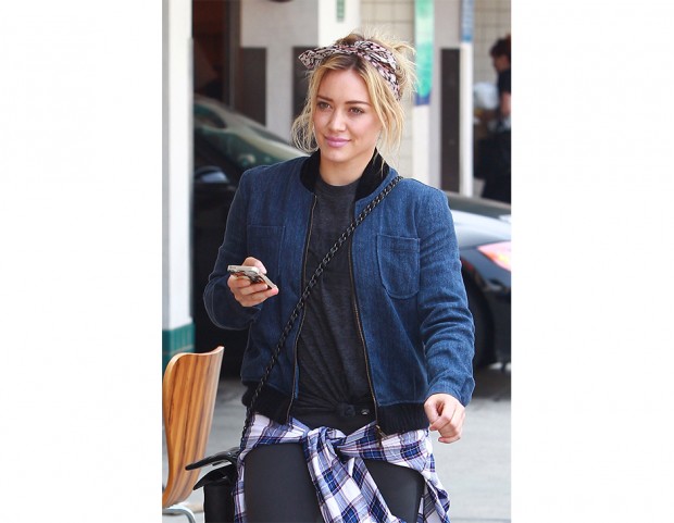 Anche Hilary Duff cede alla comodità di questo accessorio