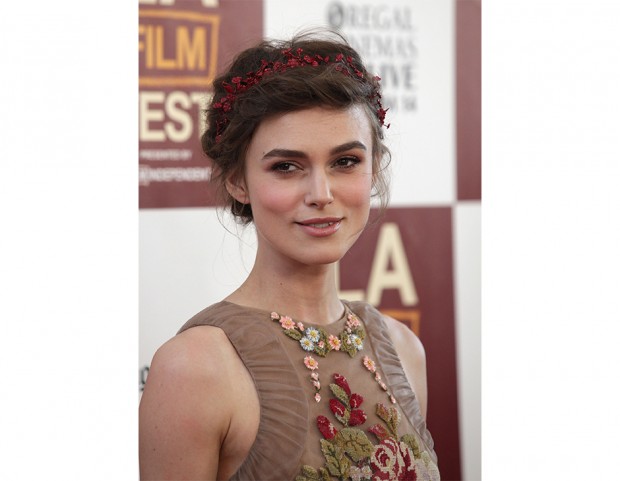 Keira sceglie una tiara fiorita per la premiere del film “Cercasi amore per la fine del mondo”