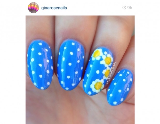 Sfiziosa manicure polka dot con margherite