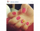 Un girasole arricchisce la manicure polka dot