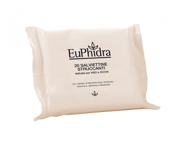 Arrotola una salvietta sull’indice e cancella le sbavature di eyeliner