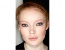 Se hai applicato troppo eyeliner, definisci la linea con dei prodotti appositi