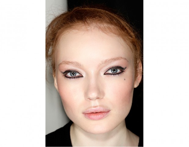 Se hai applicato troppo eyeliner, definisci la linea con dei prodotti appositi