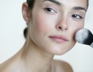 Se hai esagerato con il blush, sfumalo con della cipria chiara verso gli zigomi