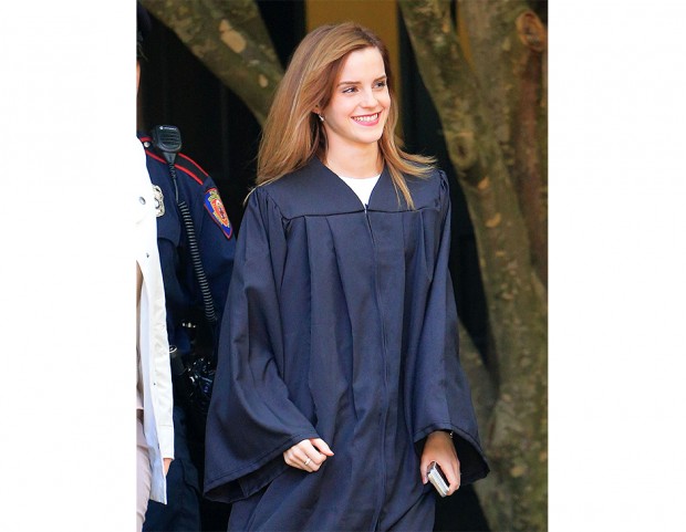 Emma si è laureata con un taglio  medio-lungo e un color bronde di tendenza
