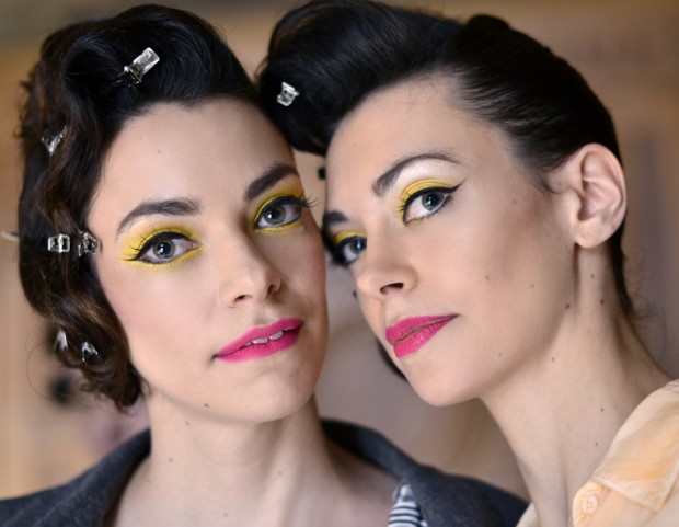 Sguardo e bocca pop con i colori fluo