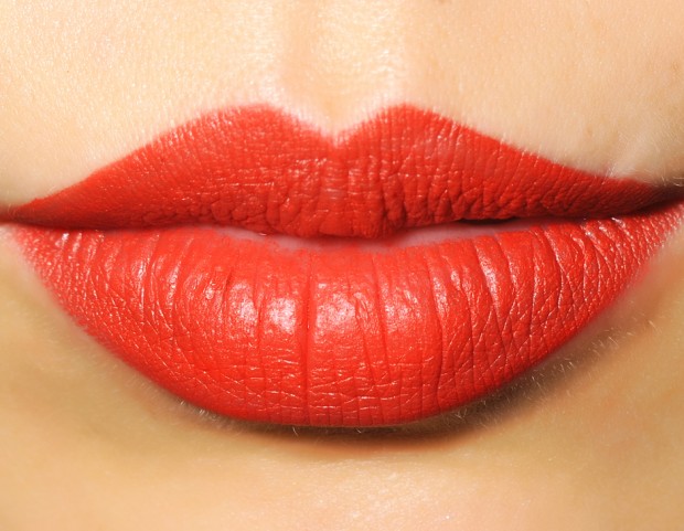 Rossetto rosso con sfumatura arancio