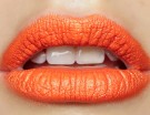 Finitura satinata per il rossetto arancio