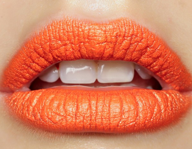 Finitura satinata per il rossetto arancio