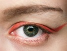 La linea di eyeliner si tinge di arancio