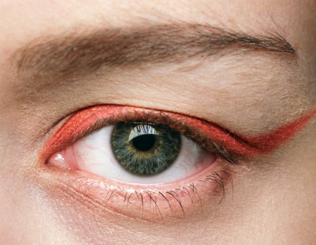 La linea di eyeliner si tinge di arancio