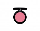 Sfuma un blush rosato sugli zigomi