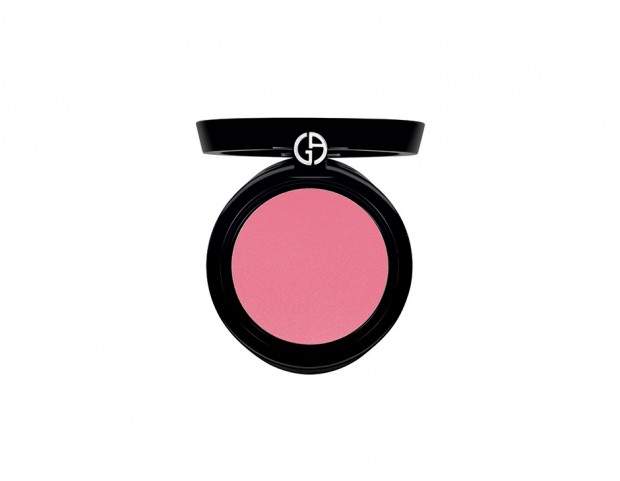 Sfuma un blush rosato sugli zigomi