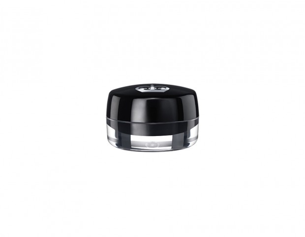 Realizza una linea di eyeliner allungata