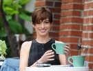 Anne Hathaway ritorna al suo naturale castano