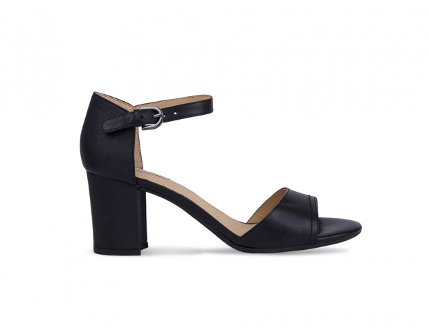 Total black in pelle lavorata