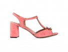In suede rosa shocking e dettaglio gioiello