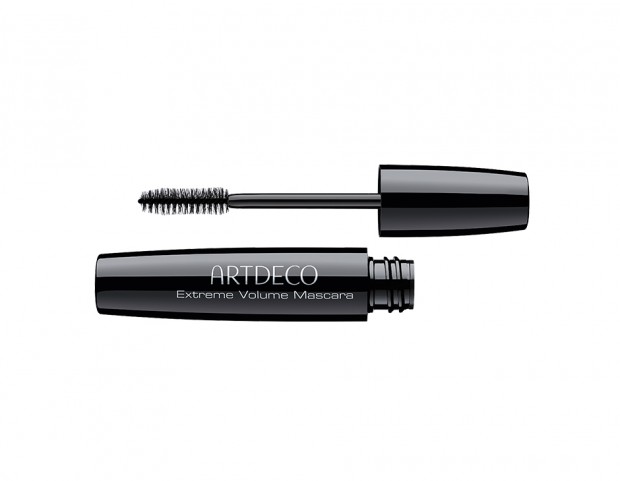 Applica un mascara extra volumizzante per uno sguardo… fatale!
