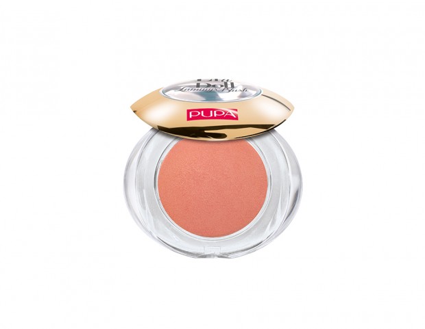 Sfuma un blush aranciato per illuminare le gote