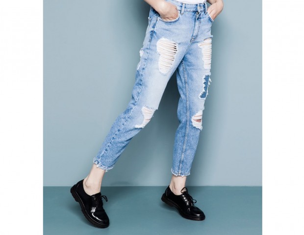 Jeans boyfriend con trappi a lavaggio chiaro