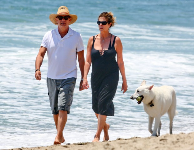 A inizio luglio a spasso col cane sulla spiaggia, in coppia