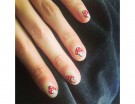 Nail art ironica con i funghetti