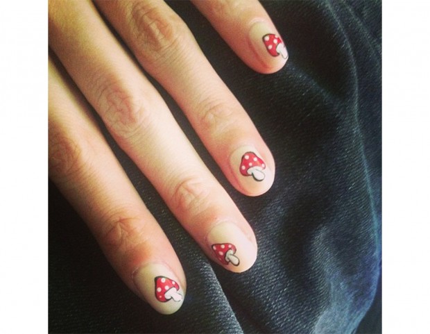 Nail art ironica con i funghetti