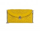 Clutch intagliata nel colore di tendenza