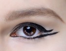 Eyeliner nero con dettaglio grafico