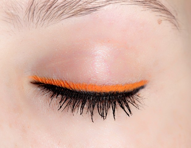 Eyeliner doppio in nero e arancione fluo