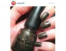 Dark manicure con glitter oro