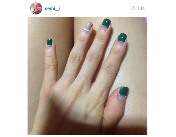 Manicure verde smeraldo con accent nude