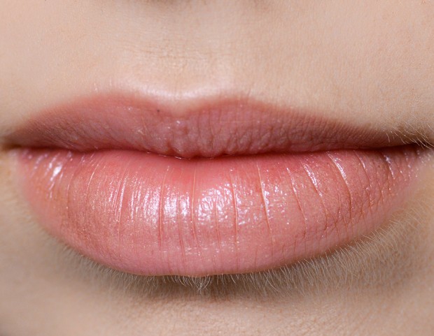 Labbra leggermente tonalizzate con finitura sheer