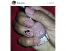 Fiocco nero per la manicure rosa nude