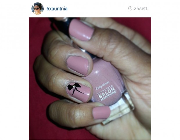Fiocco nero per la manicure rosa nude