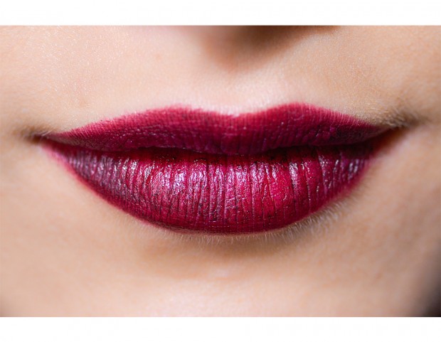 Le labbra color vinaccia risultano misteriose e sofisticate, in perfetta linea con i trend A/I 2014-15