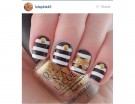Fiocco oro sulla manicure a righe