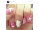 Manicure con fiocchi bianchi
