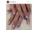 Manicure lilla con fiocchi neri