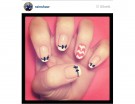 I fiocchetti decorano la french manicure