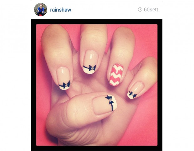 I fiocchetti decorano la french manicure