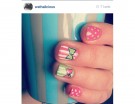 Colori a contrasto con la manicure con fiocchetti