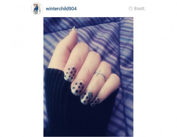 Dark manicure con fiocchetto
