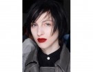 Rossetto rosso in contrasto con il candore della pelle