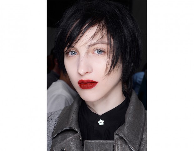 Rossetto rosso in contrasto con il candore della pelle