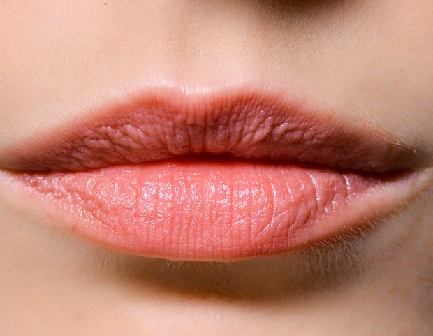 Finitura opaca naturale per il rossetto nude