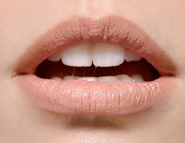 Look opaco per il rossetto beige